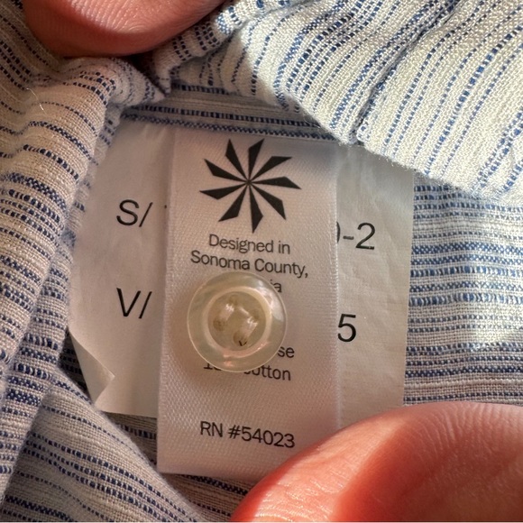 Athleta Women's Casual Long Sleeve Lightweight Button Up Shirt Size Medium - Picture 6 of 7